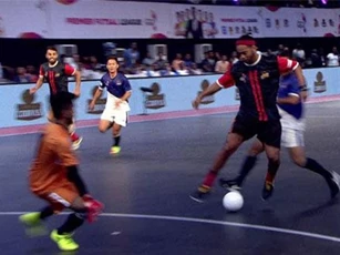 Những pha 'làm xiếc' của Ronaldinho trên sân futsal