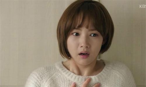 Nửa đêm khát nước xuống nhà, tôi chết đứng trước bí mật bị lộ tẩy của bố chồng giàu có