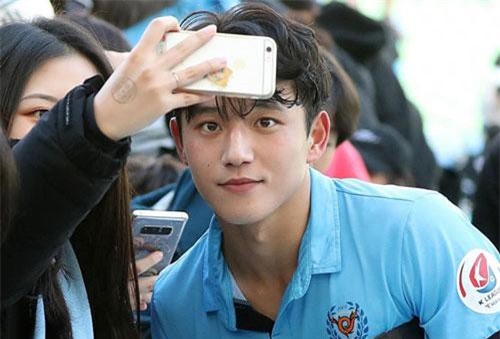 'Rụng tim' trước vẻ ngoài của Nam thần sân cỏ Hàn Quốc