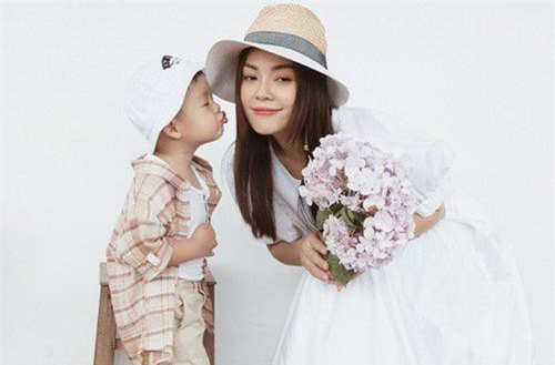 Tan chảy với loạt ảnh mừng sinh nhật 'đôi' siêu dễ thương của mẹ con Dương Cẩm Lynh