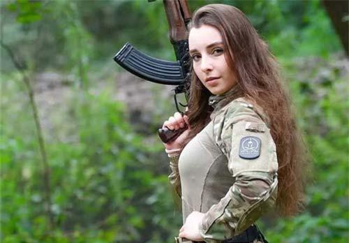 Vẻ đẹp 'khó cưỡng' của nữ quân nhân Nga