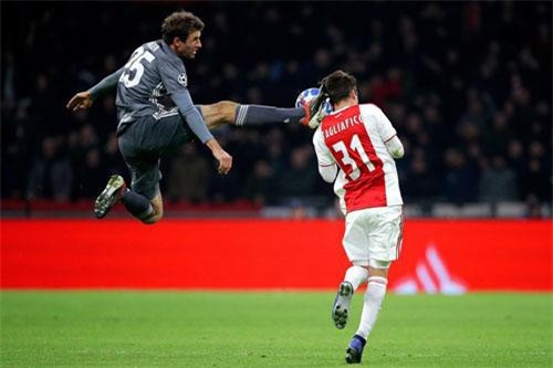 CLIP: Những pha 'chém đinh chặt sắt' ghê rợn nhất trên sân cỏ