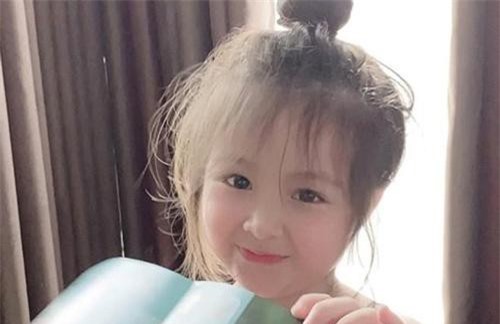 Cadie Mộc Trà con gái Elly Trần chinh phục loạt tim fan vì quá xinh xắn, đáng yêu