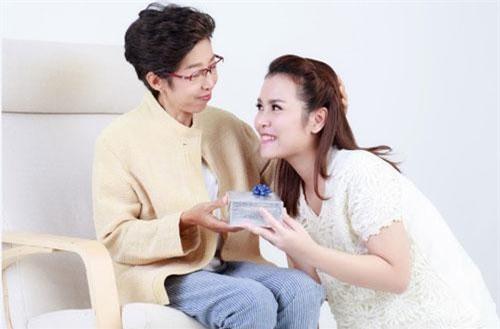 Cài định vị trên quần của chồng, vợ phát hiện vì sao mẹ chồng đang từ 'hắt hủi' lại thương mình như con đẻ