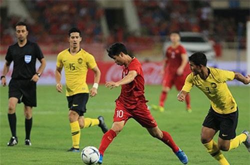 Công Phượng bị 'ném đá' và chuyện nhìn từ khoảng trống sau lưng