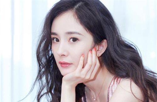 Cùng là tiểu Hoa nổi tiếng nhưng phí đại diện thương hiệu của Dương Mịch, Địch Lệ Nhiệt Ba và Trịnh Sảng vẫn thấp hơn sao nữ này