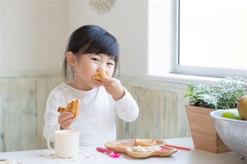 Lo lắng trẻ thiếu hụt năng lượng trong bữa sáng, mẹ cần làm gì?