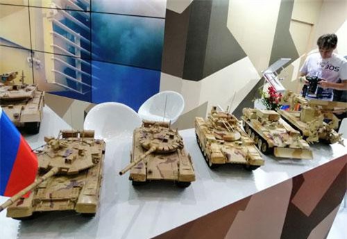 Loạt mô hình thiết giáp tối tân của Nga trưng bày ngay tại Hà Nội