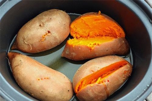 Luộc khoai đừng quên bỏ thêm thứ này giúp khoai ngọt lịm, bở tung ai cũng mê mệt