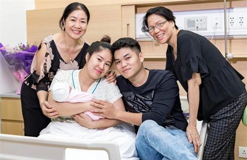 Mẹ ruột về quê, Lê Phương tặng chồng danh hiệu 'phó chủ tịch hội bỉm sữa' vì chăm con quá khéo