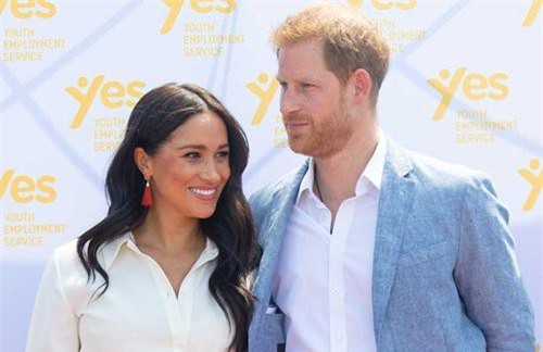 Meghan Markle được bạn thân của chồng khen ngợi đã 'từ bỏ mọi thứ để kết hôn với Harry' giữa tâm bão chỉ trích