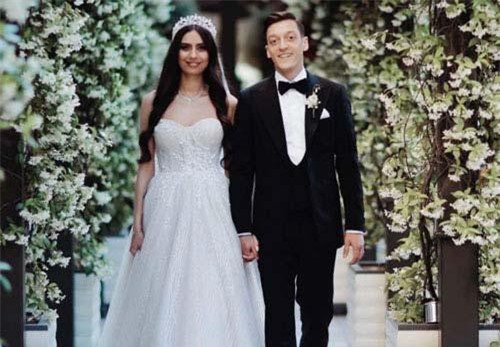 Ngắm vẻ đẹp 'nghiêng nước, nghiêng thành' của bà xã Ozil