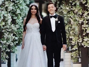 Ngắm vẻ đẹp 'nghiêng nước, nghiêng thành' của bà xã Ozil