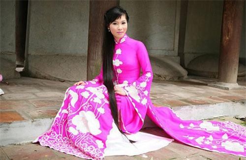 Vợ Á hậu xinh đẹp của Shark Hưng gây choáng với mái tóc dài hơn 1 mét thuở xa xưa, bất ngờ hơn nữa là lý do cô nuôi tóc