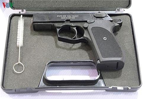 Vũ khí và công cụ hỗ trợ của công an Việt Nam tại triển lãm quốc phòng