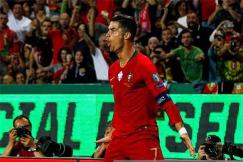 CLIP: 'Tròn xoe mắt' trước những siêu phẩm đá phạt đẹp không tưởng