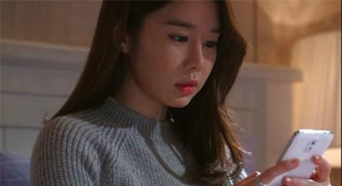 Đang đi 'công tác' với sếp bất ngờ nhận được tin nhắn từ chồng