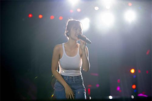 Đông Nhi để mặt mộc, mặc giản dị đi tổng duyệt chương trình cùng Khắc Việt