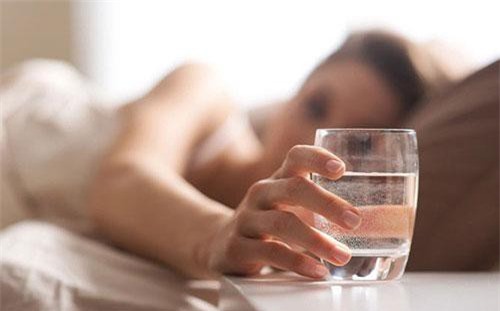 Ngủ dậy chớ dại gì uống loại nước này, 1 ngụm thôi cũng hại hơn cả thuốc độc