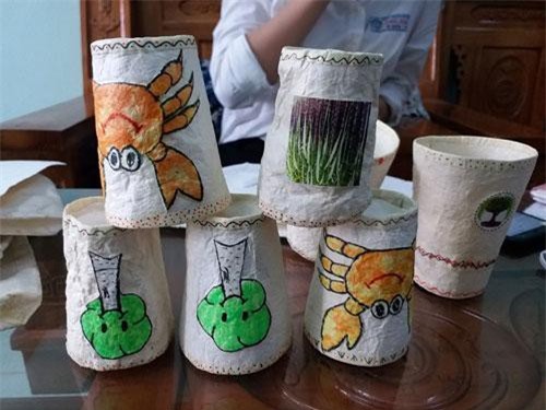 Nữ sinh 'nhặt' bã mía, vỏ tôm thừa về làm giấy chống thấm thay thế túi nylon