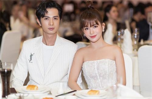 Sĩ Thanh - Huỳnh Phương diện tông trắng đồng điệu, lần đầu công khai lộ diện sau khi xác nhận chuyện hẹn hò