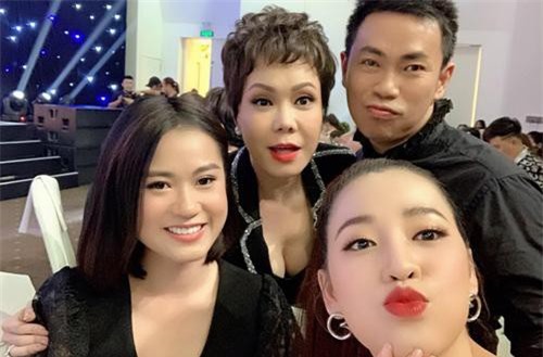 Việt Hương diện trang phục khoét sâu cổ, o ép vòng 1 trong tiệc sinh nhật tuổi 43