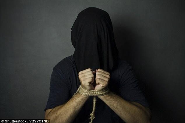 Vợ cũ hợp lực cùng bồ nhí của chồng bắt cóc, đánh đập chồng trả thù