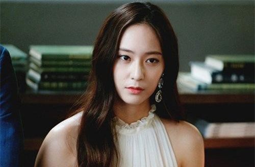 Vừa ra khỏi tòa thấy bồ nhí của chồng cười mỉa mai, tôi không đôi co chỉ giơ ra 1 tờ giấy khiến ả giãy nảy