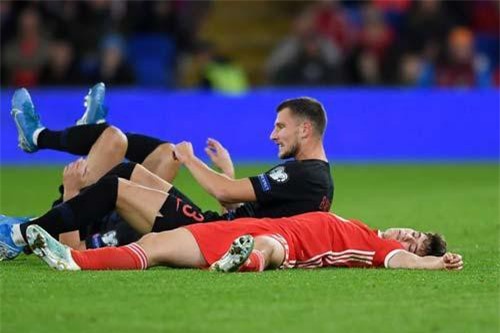 Bị đạp thẳng vào đầu, sao MU bất tỉnh nhân sự