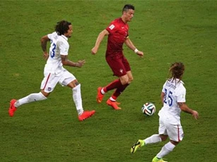 CLIP: Những pha 'làm xiếc' với trái bóng của Ronaldo