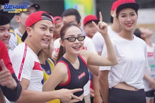 Diễn viên Minh Hằng mặc đồ thể thao, đi sneaker chạy bền 5 km