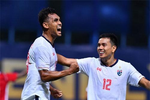 Kiatisuk n&#xF3;i l&#x1EDD;i cay &#x111;&#x1EAF;ng khi so s&#xE1;nh b&#xF3;ng &#x111;&#xE1; Th&#xE1;i Lan v&#x1EDB;i Vi&#x1EC7;t Nam