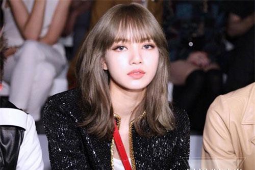 Lisa với những lần dự show thời trang chỉ cần nhẹ nhàng thôi cũng đủ tỏa sáng rực rỡ