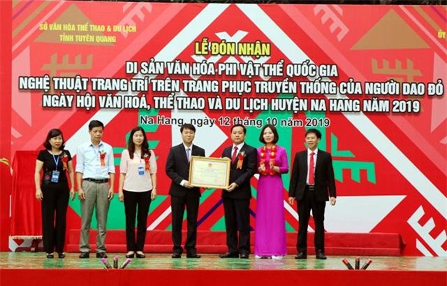 Nghệ thuật trang trí trên trang phục truyền thống của người Dao đỏ được công nhận là Di sản văn hóa phi vật thể quốc gia