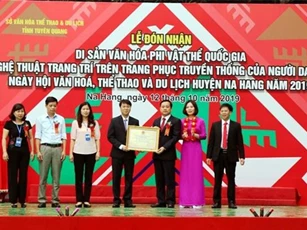 Nghệ thuật trang trí trên trang phục truyền thống của người Dao đỏ được công nhận là Di sản văn hóa phi vật thể quốc gia