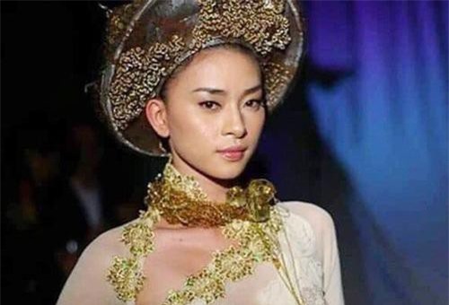 Vừa lên án nữ ca sĩ Kacey mặc áo dài Việt phản cảm, Ngô Thanh Vân lại gây tranh cãi vì diện phiên bản xuyên thấu, hở cả eo