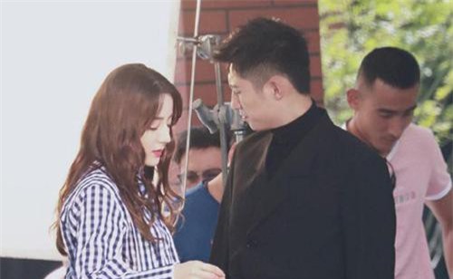 Cùng bị chụp lén hậu trường, Dương Tử thê thảm còn Địch Lệ Nhiệt Ba lại xinh đẹp thế này?