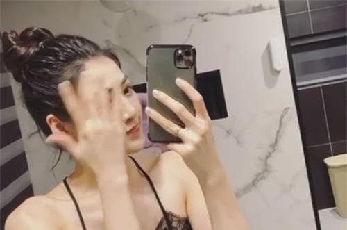 Khoe mặt mộc cực xinh nhưng Á hậu Tú Anh lại để lộ thói 'lười tắm' qua chi tiết này