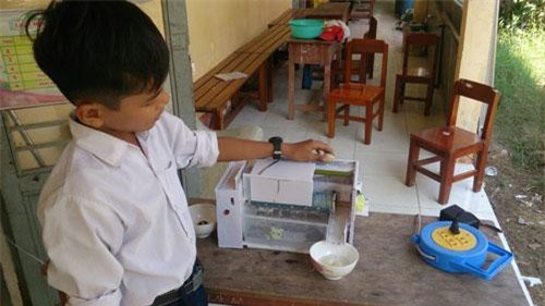 Nam sinh tiểu học người Khmer chế máy lột vỏ trứng cút tự động 'siêu độc'