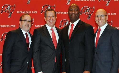 Ông chủ nhà Glazer chuẩn bị bán phần lớn cổ phần M.U vì sụt giảm lợi nhuận