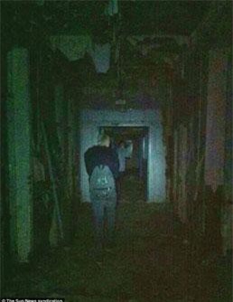 Rùng mình 'bóng ma bác sĩ' trong ảnh chụp bệnh viện bỏ hoang