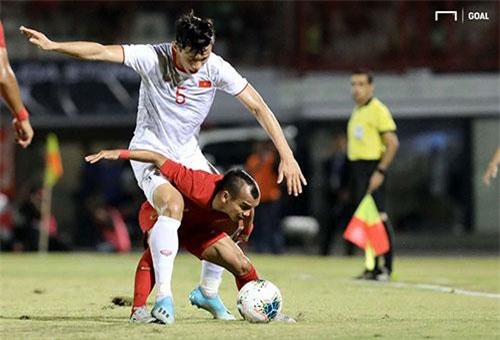 Văn Hậu 'đè đầu cưỡi cổ' cầu thủ cao chưa đến 1m6 của ĐT Indonesia