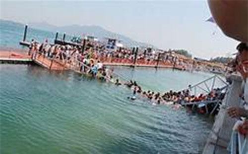 Xe tải chở vượt tải trọng làm sập cầu ở Trung Quốc, 3 người thiệt mạng