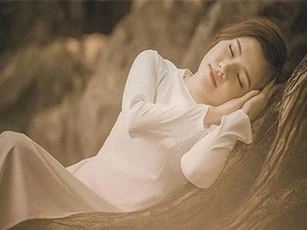 Ai nói, đàn bà khổ quá thì cứ buông nhưng buông đâu có dễ