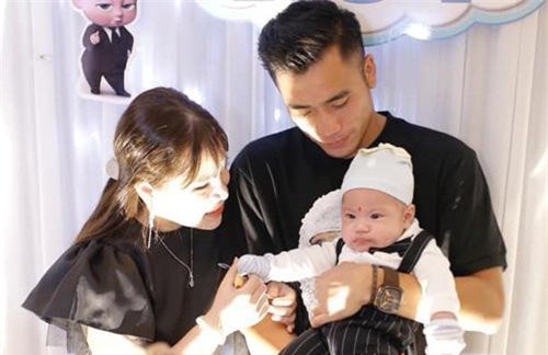Bùi Tiến Dụng làm tiệc mừng đầy tháng con trai đúng ngày Việt Nam thắng lớn, Hà Đức Chinh và bạn gái cũng có mặt góp vui