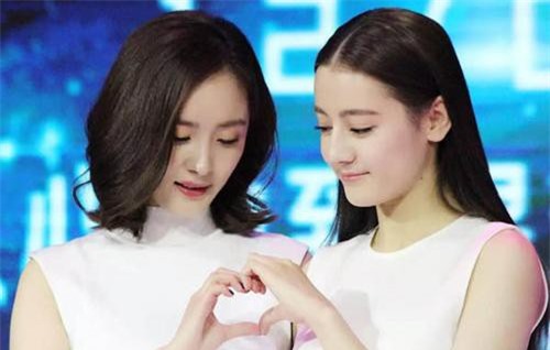 Dương Mịch diện mốt giấu quần khoe chân dài thon gọn khiến fan mê mẩn