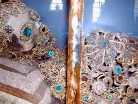 Huyền bí nhà thờ chứa hài cốt gắn đầy đá quý