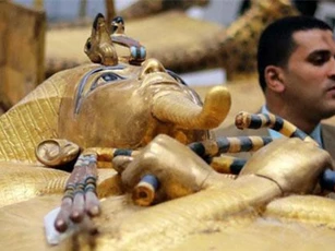 Kho báu giấu kín của Pharaoh Tutankhamun lần đầu tiên được đưa ra khỏi lăng mộ sau gần 100 năm