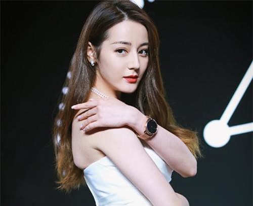 Lâu lắm mới thấy Địch Lệ Nhiệt Ba xinh đẹp 'đốt mắt' nhường này: O ép ngực đầy nhưng liên tục che đậy, gây sốt với khoảnh khắc tạo dáng