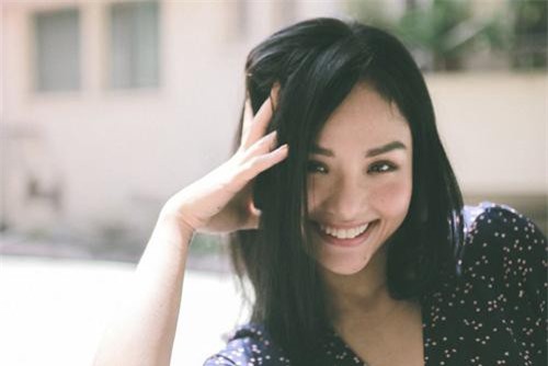 Miu Lê bất ngờ 'lột xác' hóa thành 'nàng thơ mộng mơ', nhá hàng trở lại với âm nhạc sau thời gian 'bặt vô âm tín'